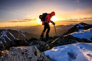 لحظه دلهره آور افتادن کوهنورد از روی صخره های یخ زده | ببیند