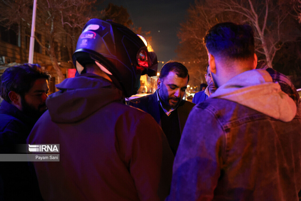 عزاداری وزیر ارتباطات با مردم در معراج شهدا | عکس