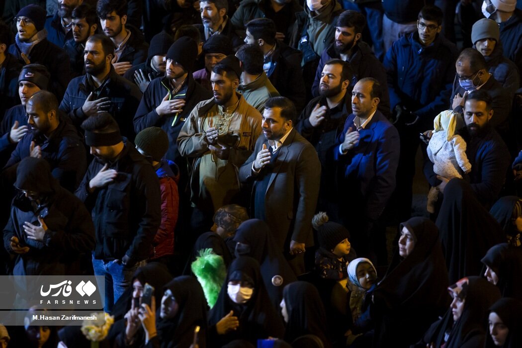 عزاداری وزیر ارتباطات با مردم در معراج شهدا | عکس
