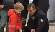 لحظه توقیف کودک ۶ ساله با کلت اسباب بازی در فرودگاه! | ببینید