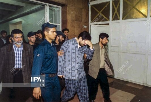 عکس های منتشر نشده از اولین دادگاه شهرام جزایری در بهمن ۱۳۸۰