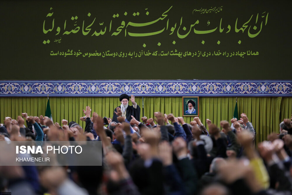 عکس | حدیث معنادار نقش بسته در محل دیدار رهبری با دست‌اندرکاران کنگره ۲۴ هزار شهید تهران بزرگ