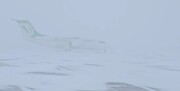 مهارت بی‌نظیر خلبان ایرانی ؛ فرود نفس‌گیر هواپیما در برف و کولاک شدید اردبیل | هیچ جا دیده نمی‌شود اما هواپیما فرود می‌آید | فیلم