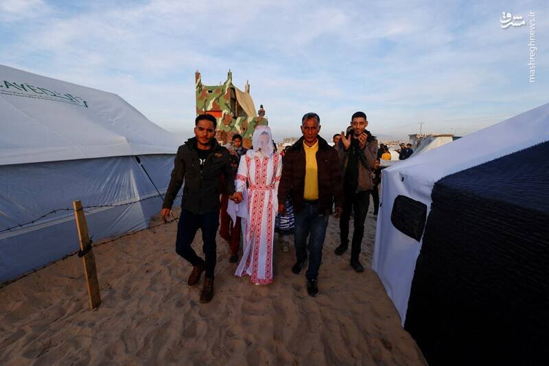 عروسی زوج فلسطینی در بحبوحه بمباران صهیونیست‌ها ؛ لباس زیبای عروس را ببینید | تصاویر