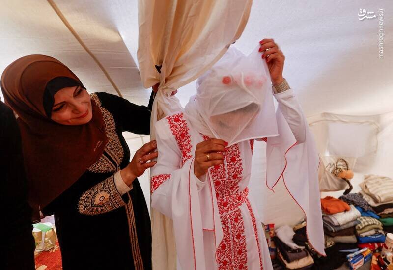عروسی زوج فلسطینی در بحبوحه بمباران صهیونیست‌ها ؛ لباس زیبای عروس را ببینید | تصاویر