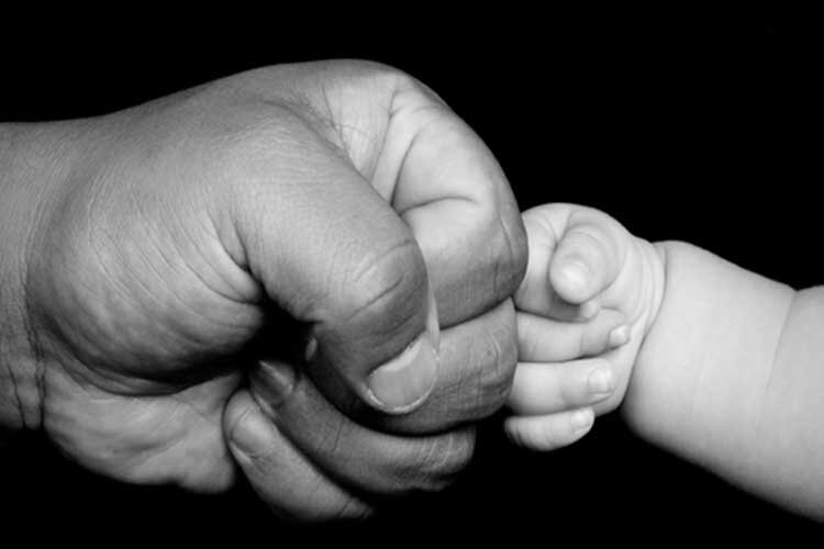 مشغله کاری نباید مانع کیفیت حضور پدران در کنار فرزندان شود | پدران درگیر کار نقش مهمی در زندگی کودکان دارند