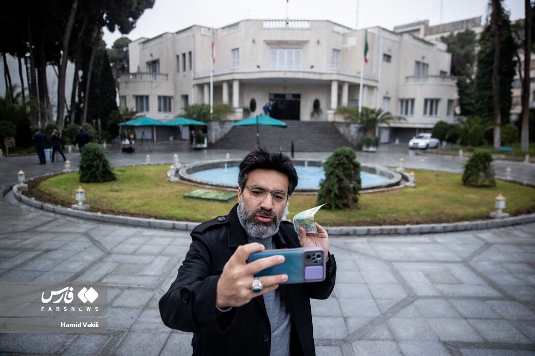 سلفی عجیب مجری صدا و سیما با ۱۰ هزار تومانی در حاشیه جلسه هیات دولت | تصویر