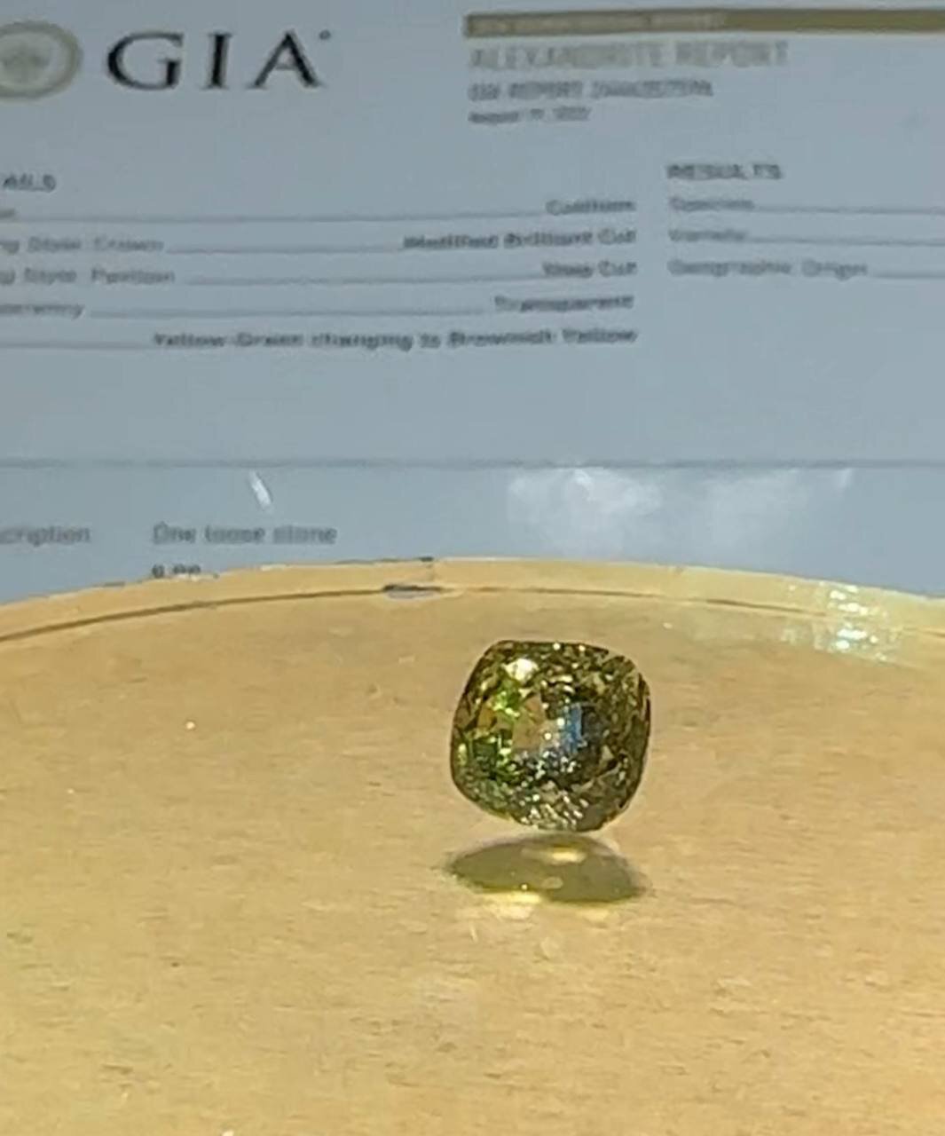 رونمایی از الکساندریت در برج آزادی ؛ جواهر ۱۵ میلیاردی در موزه شهاب سنگ های ایران