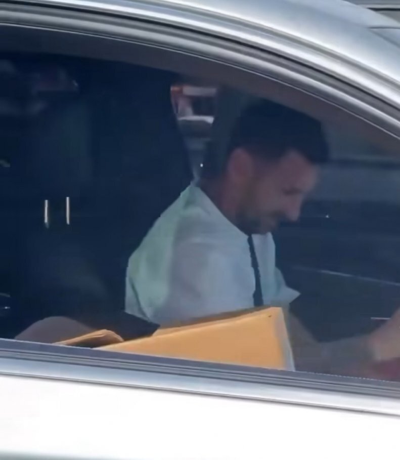 امضا از مسی پشت چراغ قرمز در موقعیتی عجیب | تصاویر