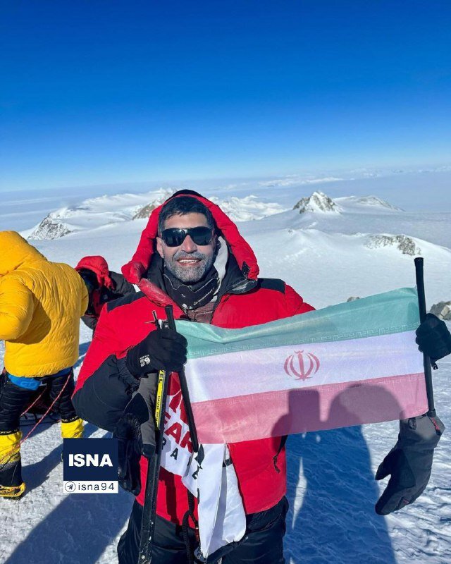 لحظه فتح بلندترین قله قطب جنوب توسط یک ایرانی ؛‌ حتا مژه چشم ها یخ زده اند!   | تصاویر