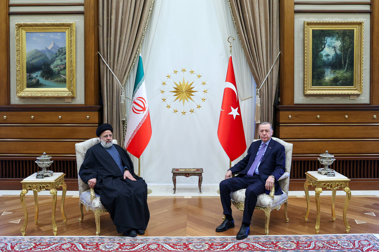 اردوغان زیر پای رئیسی فرش ایرانی پهن کرد | زیبایی فرش در کاخ آق‌سارای را ببینید