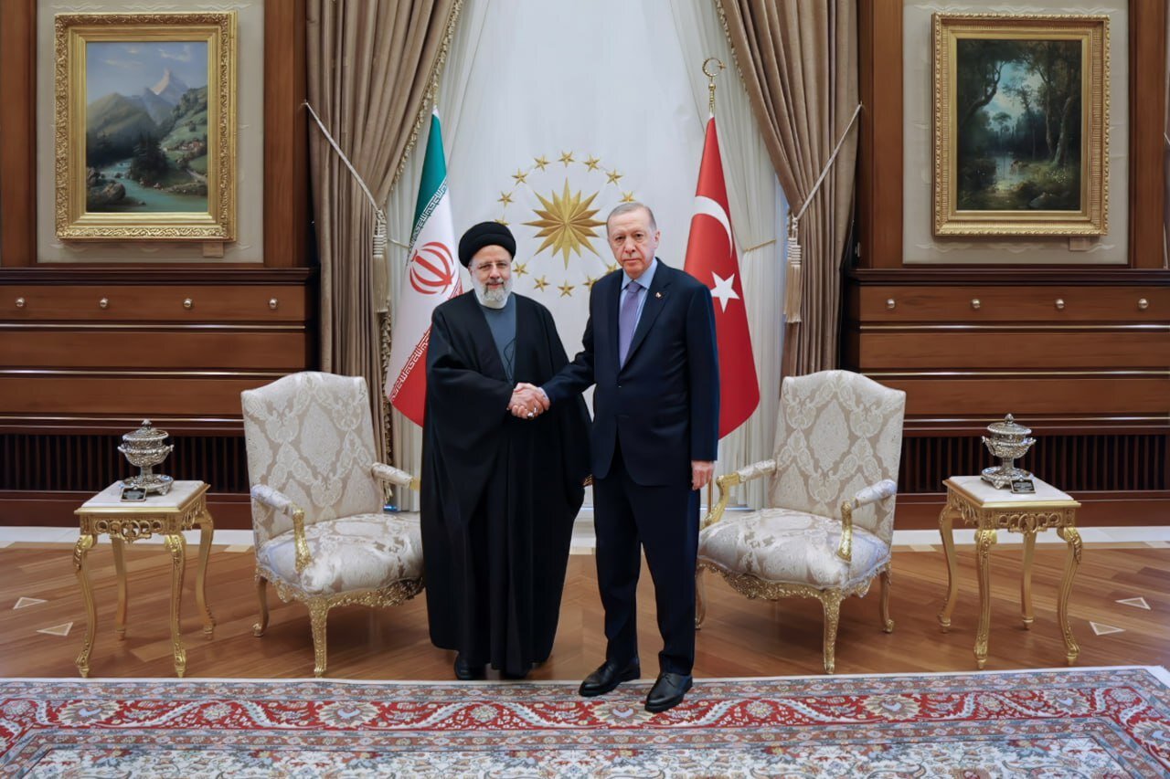اردوغان زیر پای رئیسی فرش ایرانی پهن کرد | زیبایی فرش در کاخ آق‌سارای را ببینید