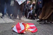 آتش زدن پرچم آمریکا در نیویورک !  | ویدئویی که در فضای مجازی پربازدید شد