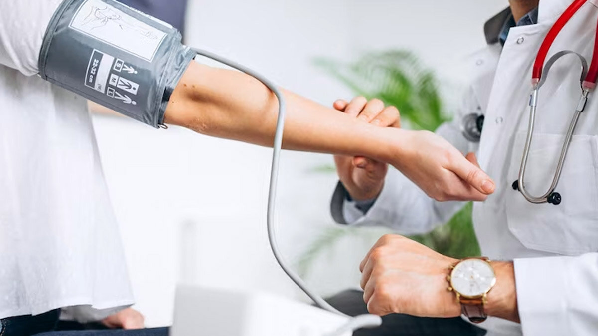 قدرتی شگفت انگیز در کاهش فشار خون ؛ اگر فشار خون روی این عدد باشد خطرناک است | چگونه فشار خون را در خانه اندازه بگیریم؟