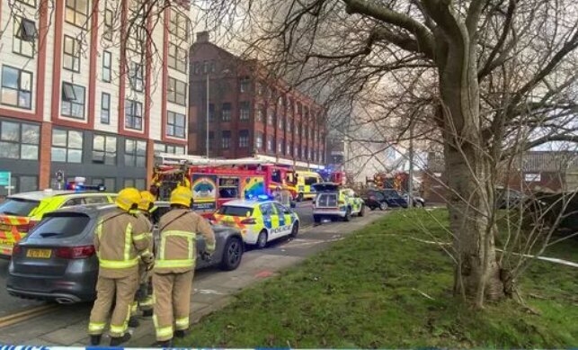 آتش سوزی وحشتناک در ساختمان ۴ طبقه در انگلیس + تصاویر | وقتی دود سیاه شهر را پوشاند