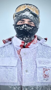 چهره یخ زده امدادگران هلال احمر در برف و کولاک