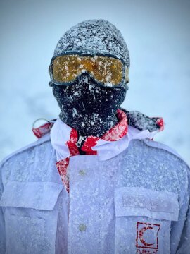 چهره یخ زده امدادگران هلال احمر در برف و کولاک