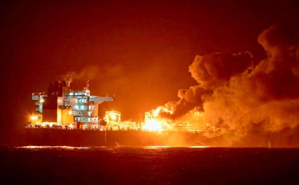 تصاویر جدید از حجم آتش در نفتکش انگلیسی با موشک‌های یمن  | ببینید