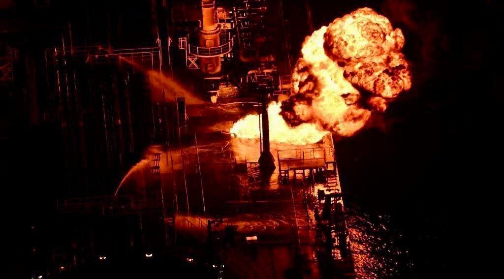 تصاویر جدید از حجم آتش در نفتکش انگلیسی با موشک‌های یمن  | ببینید