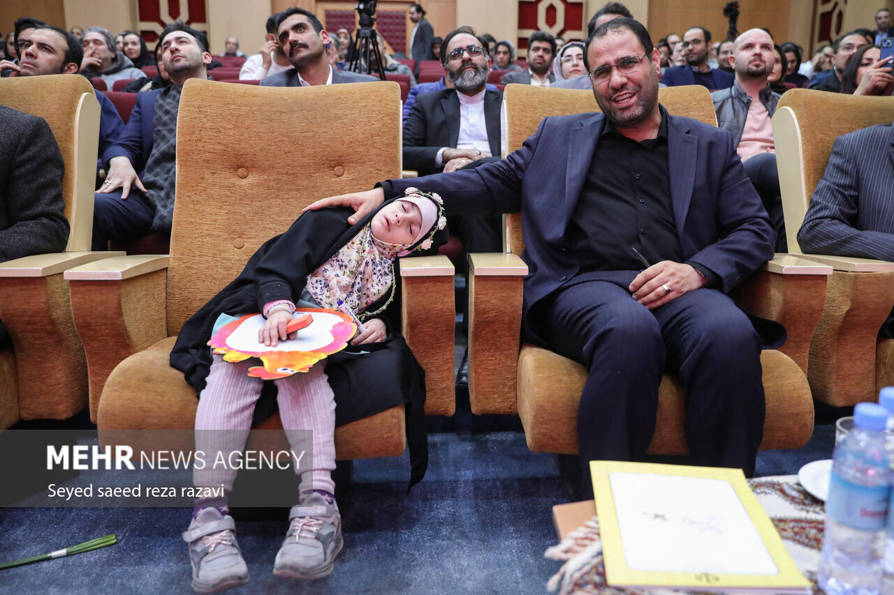 خواب آرام دختر وزیر در آغوش پدرش | عکس