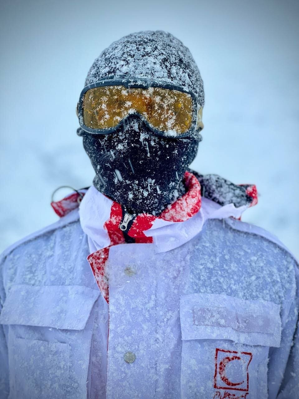 چهره یخ زده امدادگران هلال احمر در برف و کولاک | تصاویر