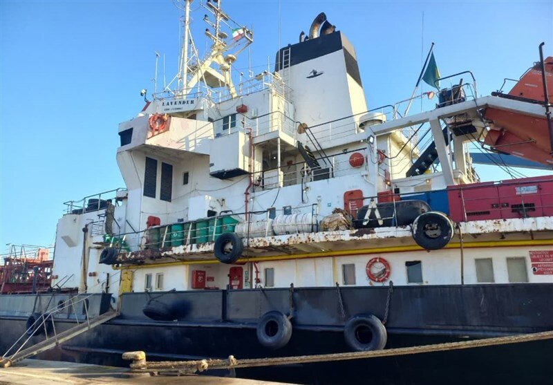 توقیف شناور خارجی توسط سپاه ؛ ۱۴ خدمه دستگیر شدند + تصاویر و جزئیات