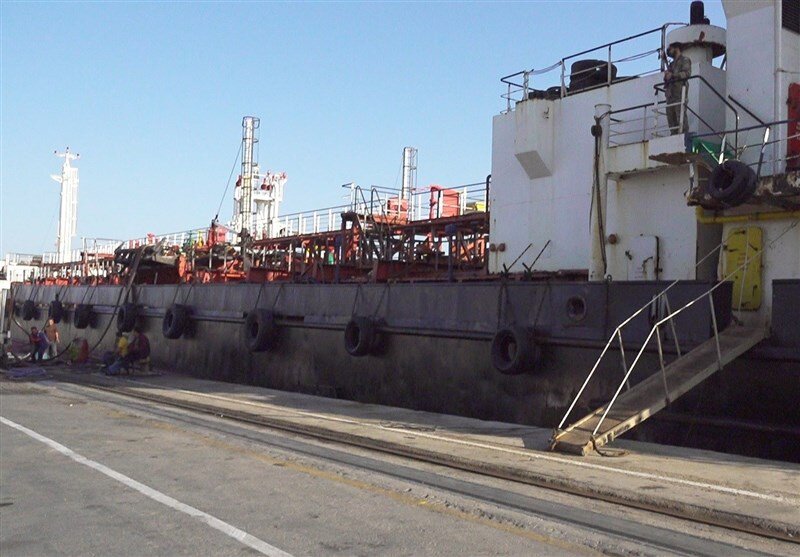 توقیف شناور خارجی توسط سپاه ؛ ۱۴ خدمه دستگیر شدند + تصاویر و جزئیات