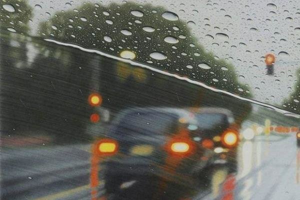 بخار شیشه ماشین در باران