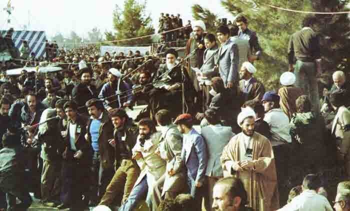 ماجرای سرودی که در بهشت زهرا (س) مقابل امام خوانده شد | محمد گلریز: همه دستپاچه شده بودیم