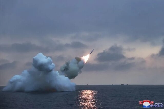 تصاویری از حضور رهبر کره‌ شمالی هنگام تست موشک‌ های کروز زیردریایی