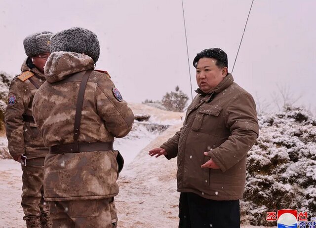 تصاویری از حضور رهبر کره‌ شمالی هنگام تست موشک‌ های کروز زیردریایی