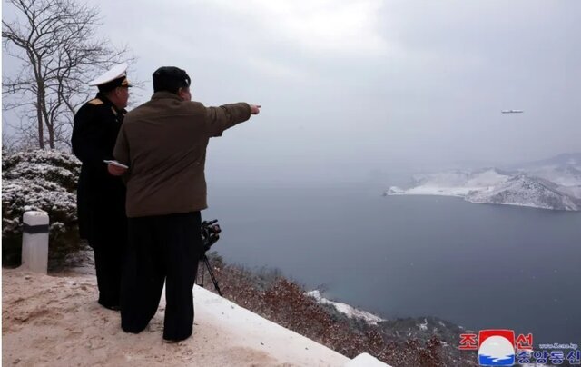 تصاویری از حضور رهبر کره شمالی هنگام تست موشک های کروز زیردریایی