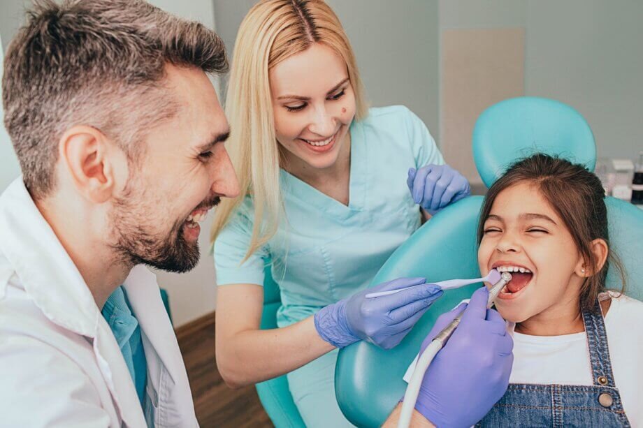 کودکان از چه سنی باید به دندان پزشک مراجعه کنند | چه مسواکی برای کودکان مناسب است
