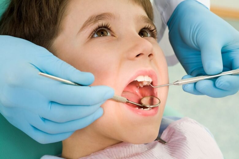 کودکان از چه سنی باید به دندان پزشک مراجعه کنند | چه مسواکی برای کودکان مناسب است