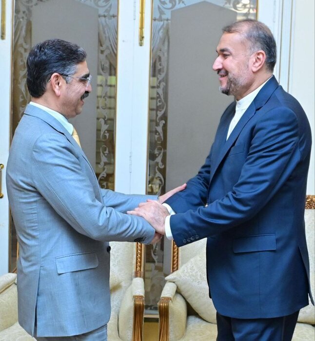 نخست وزیر پاکستان در دیدار با امیرعبداللهیان: متعهد به تحکیم روابط برادرانه خود با ایران هستیم + عکس