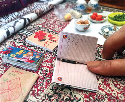 این خانواده دست سازه های سه بعدی مینیاتوری می سازند | کودکی در خانه های قوطی کبریتی