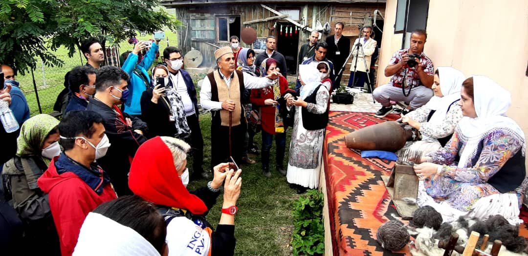 این موزه تا همیشه رایگان است | معلم بازنشسته ای که موزه دار شد