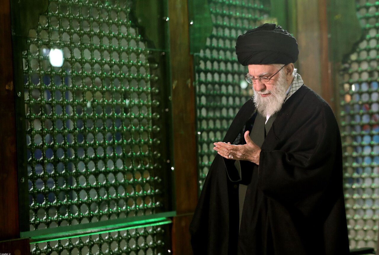 حضور رهبر انقلاب در حرم مطهر امام راحل و گلزار شهدای بهشت زهرا(ع) بهمناسبت دهه فجر
