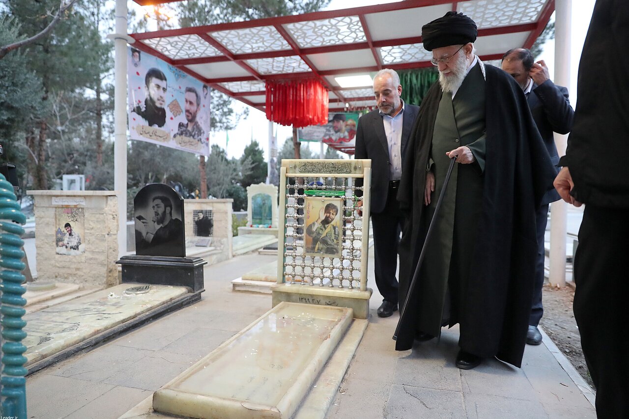 حضور رهبر انقلاب در حرم مطهر امام راحل و گلزار شهدای بهشت زهرا(ع) بهمناسبت دهه فجر