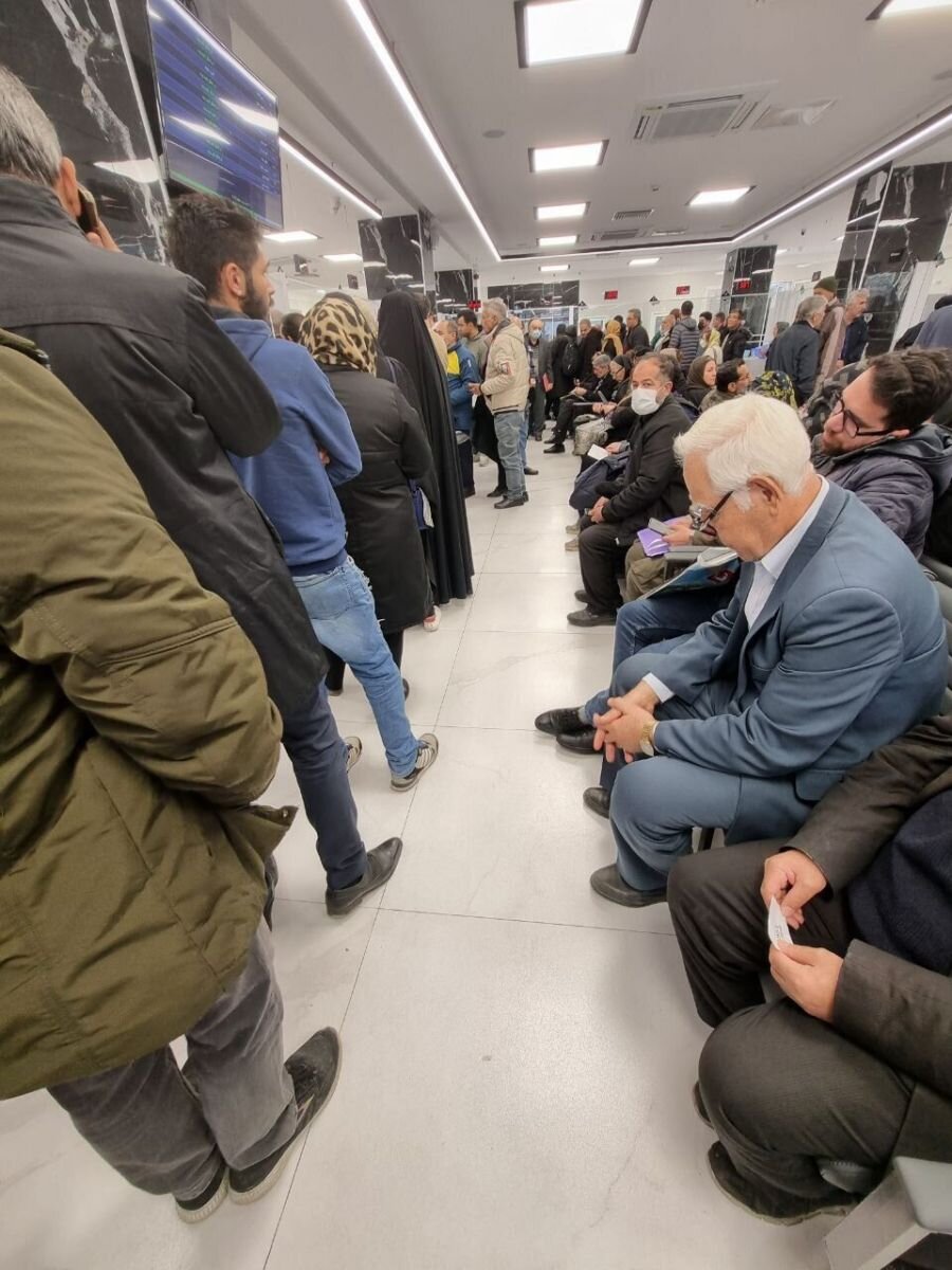 ماجرای یک عکس از صف طولانی دارو | ناچار به معطل نگه داشتن بیماران و مراجعان هستیم