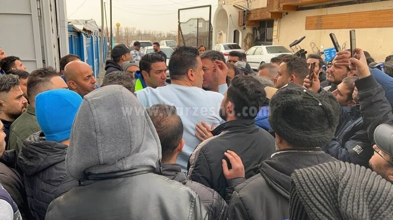 هواداران استقلال نکونام را احاطه کردند + عکس