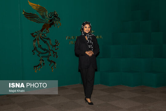 ریکیتا ناندینی بازیگر فیلم دروغ‌‌های زیبا در نشست خبری اولین روز از چهل و دومین جشنواره فیلم فجر
