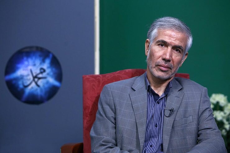  رضا اسماعیلی، شاعر، پژوهشگر و منتقد ادبی