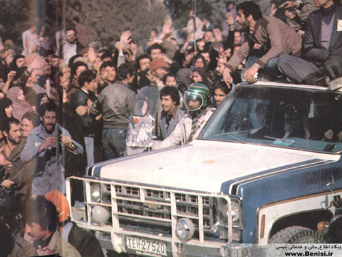 پشت سر ماشین امام، مردم از فرودگاه تا بهشت زهرا مثل دوی ماراتن میدویدند | چند جا کنترل بلیزر در اختیار مردم بود