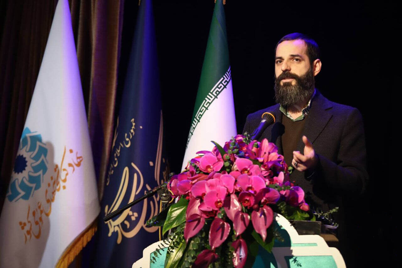 هدهد سفید بر شانه های چه کسانی نشست؟