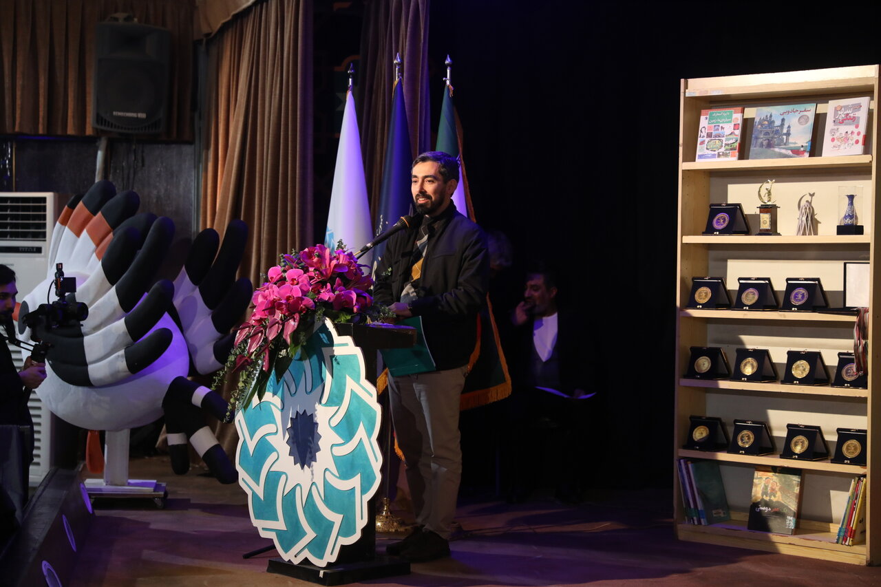 هدهد سفید بر شانه های چه کسانی نشست؟