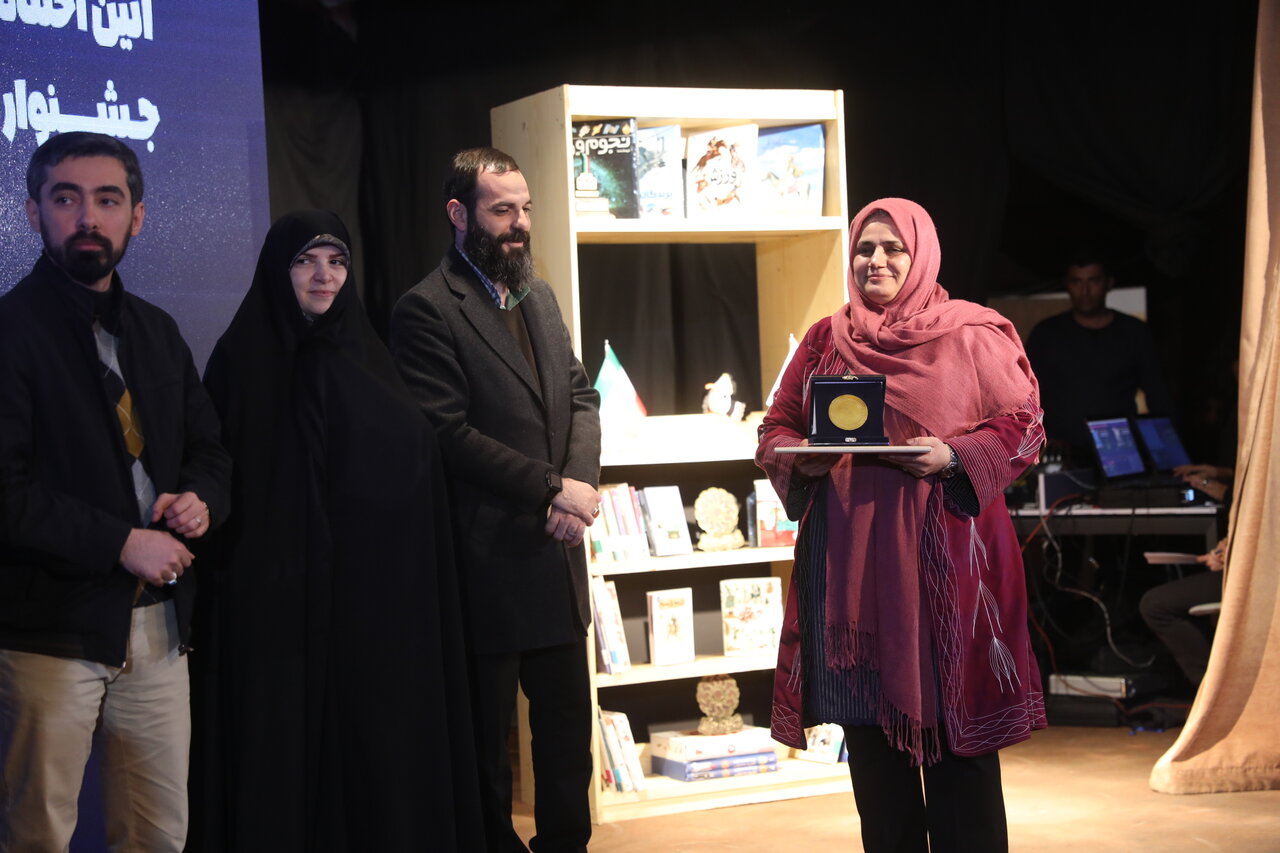 هدهد سفید بر شانه های چه کسانی نشست؟