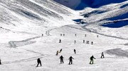 برف سنگین، ۱۰۰۰ نفر را در این پیست اسکی زمین‌گیر کرد | بارش ۲ متری برف باعث هجوم اسکی بازان شد
