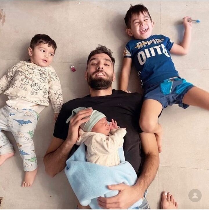 قابی ویژه از والیبالیست محبوب در کنار خواهرزادههایش | عکس