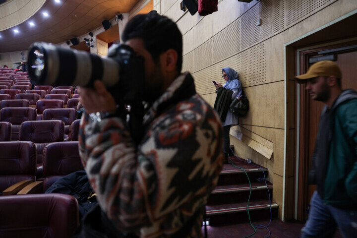 خنده و دست و هورا برای اولین فیلم جواد عزتی | جنجال سلبریتیها در کاخ جشنواره